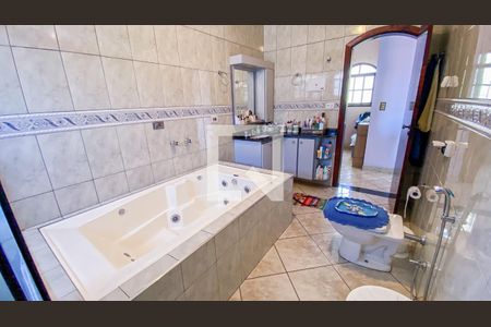 Casa à venda com 280m², 4 quartos e 4 vagasBanheiro da Suíte 1