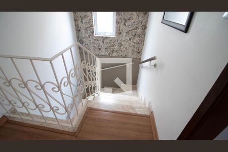 Casa à venda com 125m², 3 quartos e 4 vagas Casa à venda com 125m², 3 quartos e 4 vagasEscada