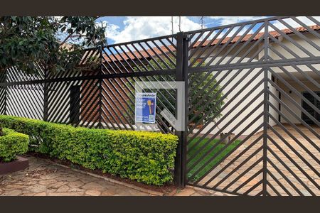 Casa para alugar com 218m², 4 quartos e 3 vagasFachada