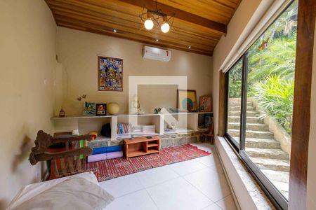 Casa de condomínio à venda com 410m², 5 quartos e 2 vagasEscritório