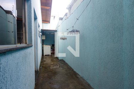 Casa para alugar com 60m², 2 quartos e 3 vagasCorredor direito da casa