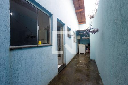 Casa para alugar com 60m², 2 quartos e 3 vagasCorredor direito da casa