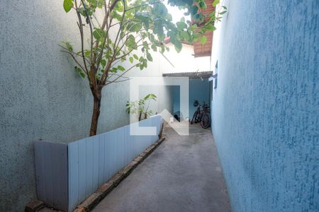 Casa para alugar com 60m², 2 quartos e 3 vagasCorredor esquerdo da casa