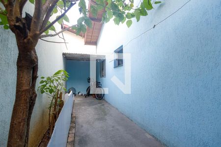 Casa para alugar com 60m², 2 quartos e 3 vagasCorredor esquerdo da casa