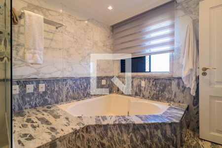 Apartamento à venda com 260m², 3 quartos e 4 vagasBanheiro da Suíte 1