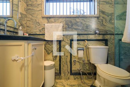 Apartamento à venda com 260m², 3 quartos e 4 vagasBanheiro da Suíte 2