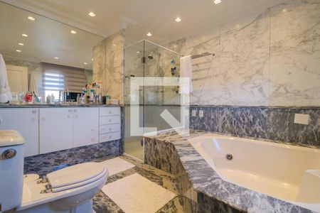 Apartamento à venda com 260m², 3 quartos e 4 vagasBanheiro da Suíte 1