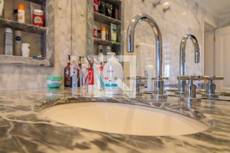 Apartamento à venda com 260m², 3 quartos e 4 vagasBanheiro da Suíte 1