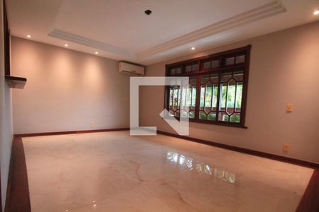 Casa à venda com 350m², 3 quartos e 4 vagasSala