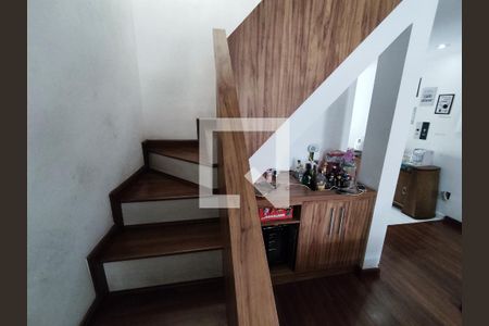 Casa à venda com 172m², 3 quartos e 1 vaga Casa à venda com 172m², 3 quartos e 1 vagaEscada