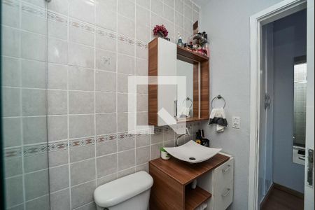 Banheiro de apartamento à venda com 2 quartos, 48m² em Sarandi, Porto Alegre