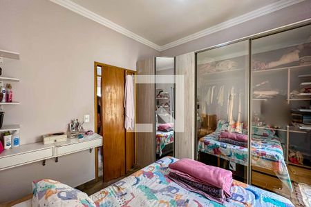 Casa à venda com 260m², 4 quartos e 4 vagas Casa à venda com 260m², 4 quartos e 4 vagasQuarto