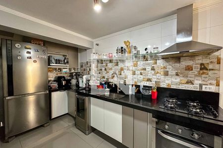 Casa à venda com 260m², 4 quartos e 4 vagas Casa à venda com 260m², 4 quartos e 4 vagasCozinha