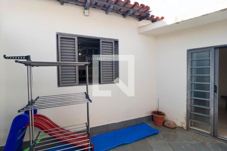 Casa à venda com 200m², 4 quartos e 3 vagas Casa à venda com 200m², 4 quartos e 3 vagasQuintal