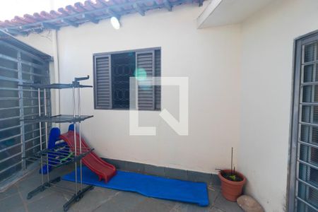 Casa à venda com 200m², 4 quartos e 3 vagas Casa à venda com 200m², 4 quartos e 3 vagasQuintal