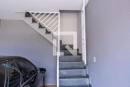 Casa à venda com 101m², 2 quartos e 2 vagasEscada