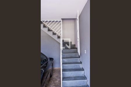 Casa à venda com 101m², 2 quartos e 2 vagasEscada