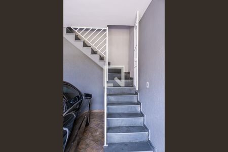 Casa à venda com 101m², 2 quartos e 2 vagasEscada