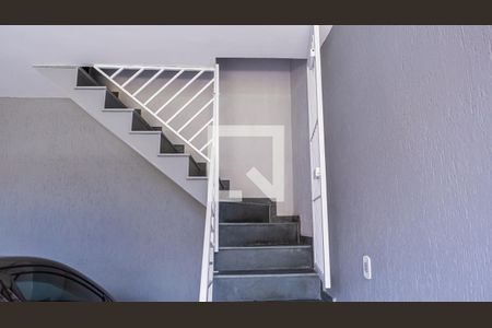 Casa à venda com 101m², 2 quartos e 2 vagasEscada