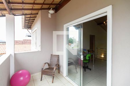 Casa à venda com 194m², 3 quartos e 2 vagasVaranda da sala 2 