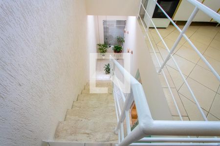 Casa à venda com 205m², 2 quartos e 2 vagasEscadas