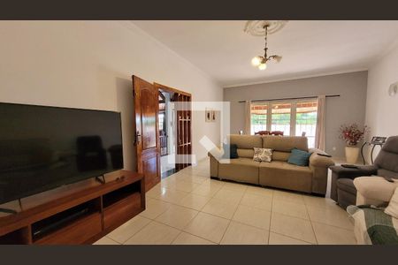 Sala de TV de casa à venda com 4 quartos, 350m² em Parque São Quirino, Campinas