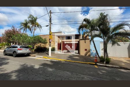 Casa à venda com 350m², 4 quartos e 3 vagasFachada