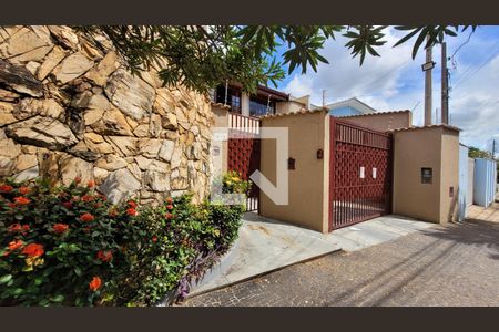 Casa à venda com 350m², 4 quartos e 3 vagasFachada