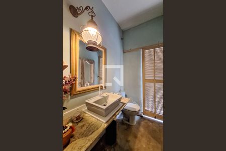 Casa à venda com 220m², 5 quartos e 2 vagas Casa à venda com 220m², 5 quartos e 2 vagasBanheiro Social