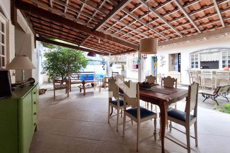 Casa à venda com 220m², 5 quartos e 2 vagas Casa à venda com 220m², 5 quartos e 2 vagasChurrasqueira