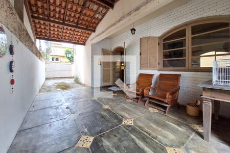 Casa à venda com 220m², 5 quartos e 2 vagas Casa à venda com 220m², 5 quartos e 2 vagasQuintal