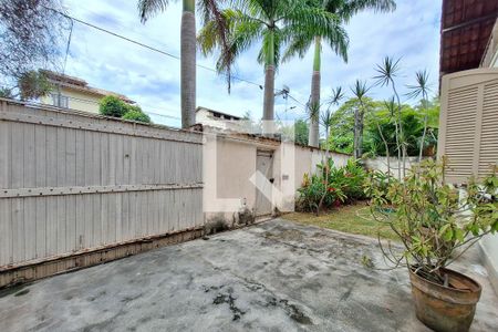 Casa à venda com 220m², 5 quartos e 2 vagas Casa à venda com 220m², 5 quartos e 2 vagasQuintal