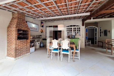 Casa à venda com 220m², 5 quartos e 2 vagas Casa à venda com 220m², 5 quartos e 2 vagasChurrasqueira