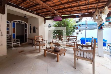 Casa à venda com 220m², 5 quartos e 2 vagas Casa à venda com 220m², 5 quartos e 2 vagasChurrasqueira