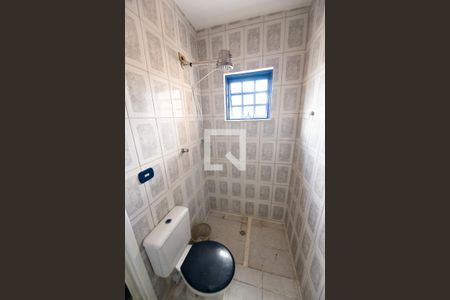 Casa para alugar com 400m², 6 quartos e 4 vagasBanheiro da Suíte 2 da Edícula