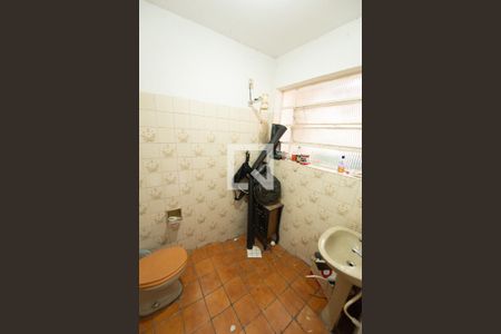 Casa para alugar com 400m², 6 quartos e 4 vagasBanheiro Social da Edícula