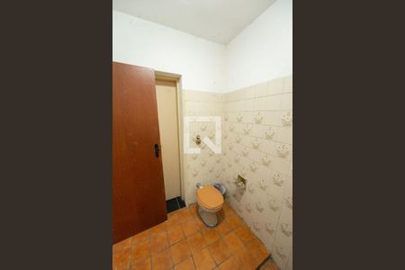 Casa para alugar com 400m², 6 quartos e 4 vagasBanheiro Social da Edícula