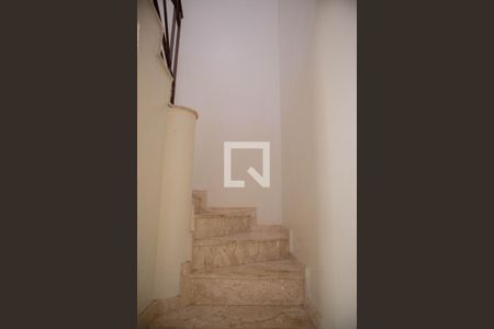 Casa para alugar com 90m², 3 quartos e 2 vagasEscada
