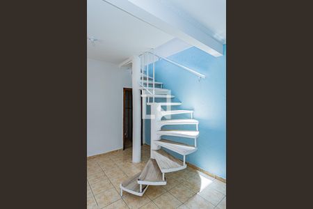 Escada de casa para alugar com 2 quartos, 85m² em Casa Verde, São Paulo