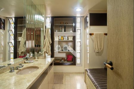 Apartamento para alugar com 227m², 4 quartos e 2 vagas Apartamento para alugar com 227m², 4 quartos e 2 vagasBanheiro da Suíte