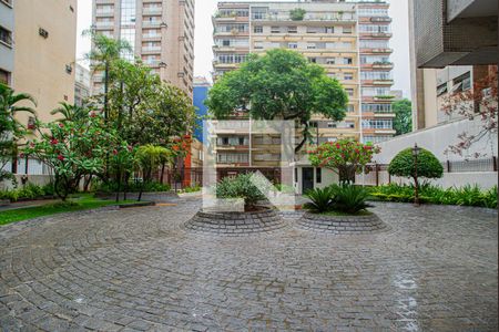 Apartamento para alugar com 227m², 4 quartos e 2 vagas Apartamento para alugar com 227m², 4 quartos e 2 vagasÁrea comum - Pátio de entrada do condomínio