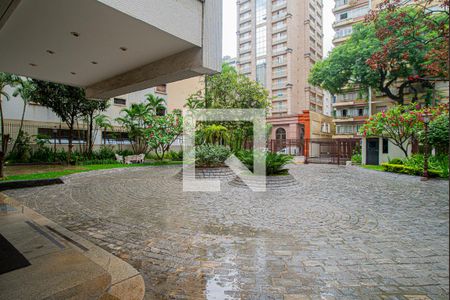 Apartamento para alugar com 227m², 4 quartos e 2 vagas Apartamento para alugar com 227m², 4 quartos e 2 vagasÁrea comum - Pátio de entrada do condomínio