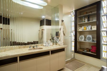 Apartamento para alugar com 227m², 4 quartos e 2 vagas Apartamento para alugar com 227m², 4 quartos e 2 vagasBanheiro da Suíte