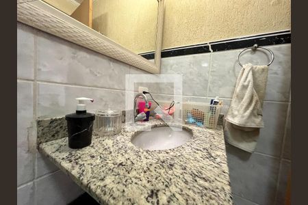 Casa de condomínio à venda com 140m², 4 quartos e 3 vagasBanheiro da Suíte 2