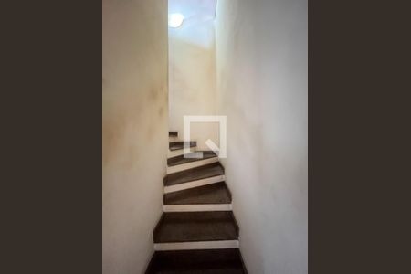 Casa de condomínio à venda com 140m², 4 quartos e 3 vagasEscada 
