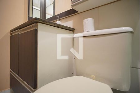 Banheiro da Suíte de apartamento para alugar com 2 quartos, 55m² em São Sebastião, Porto Alegre