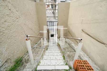 Casa de condomínio para alugar com 60m², 1 quarto e sem vagaEscada de entrada