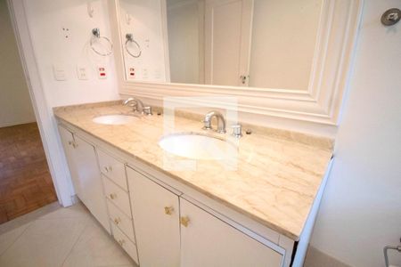 Casa à venda com 440m², 7 quartos e 3 vagasBanheiro da Suíte 1