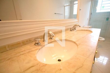 Casa à venda com 440m², 7 quartos e 3 vagasBanheiro da Suíte 1