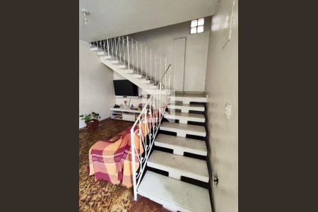 Casa à venda com 350m², 4 quartos e 2 vagasEscada 